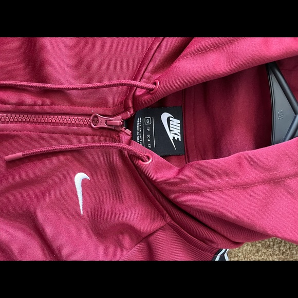 burgundy nike jacket size XS but fits like a Small - Picture 2 of 3